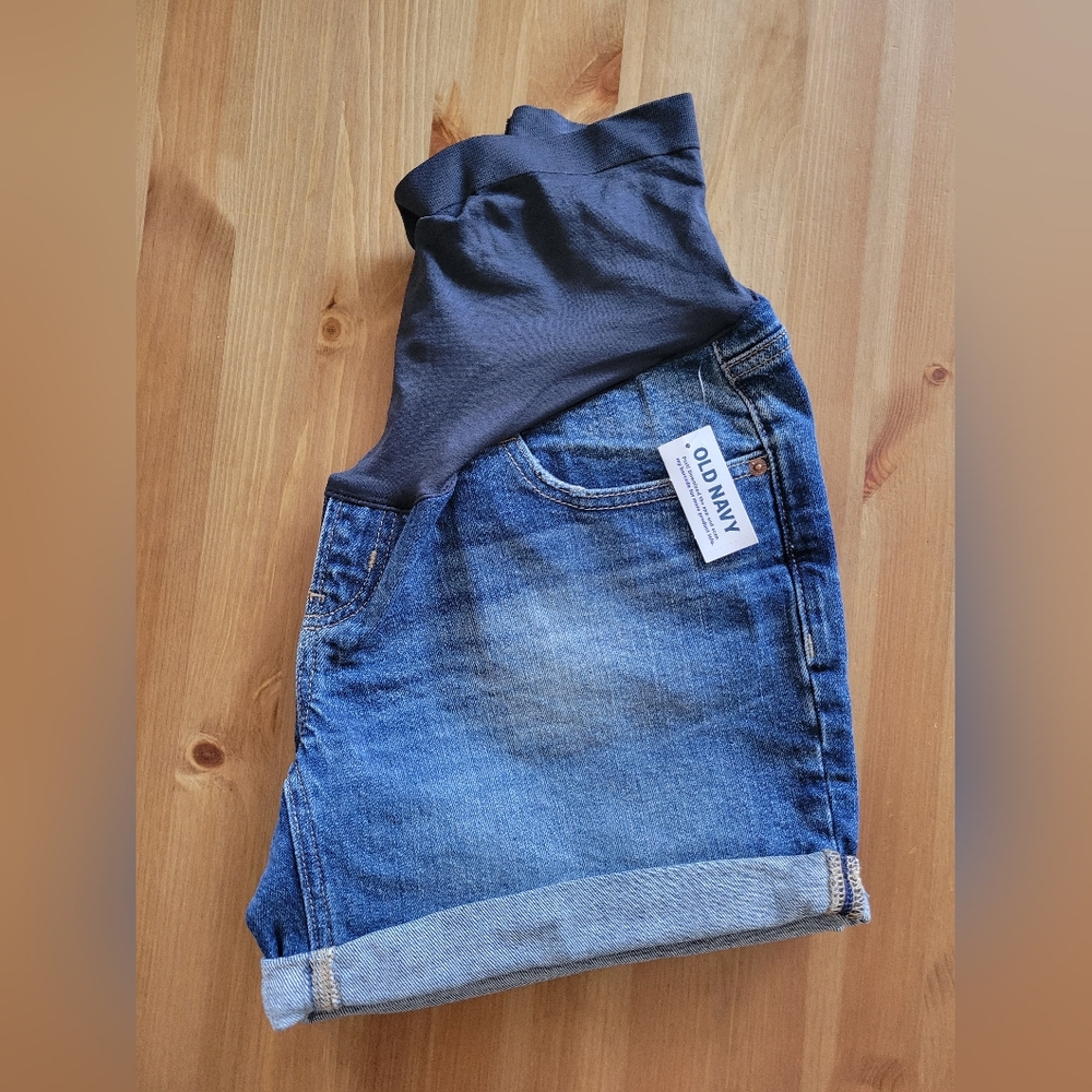 NEW!! Old navy maternity shorts.